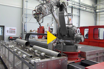 Vidéo AXIOME de découpe au jet d'eau abrasive de tubes en acier par robot monté sur un axe linéaire